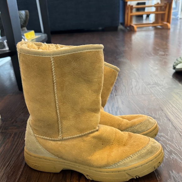 UGG Classic Tan Boots with Shearling - Picture 2 of 12